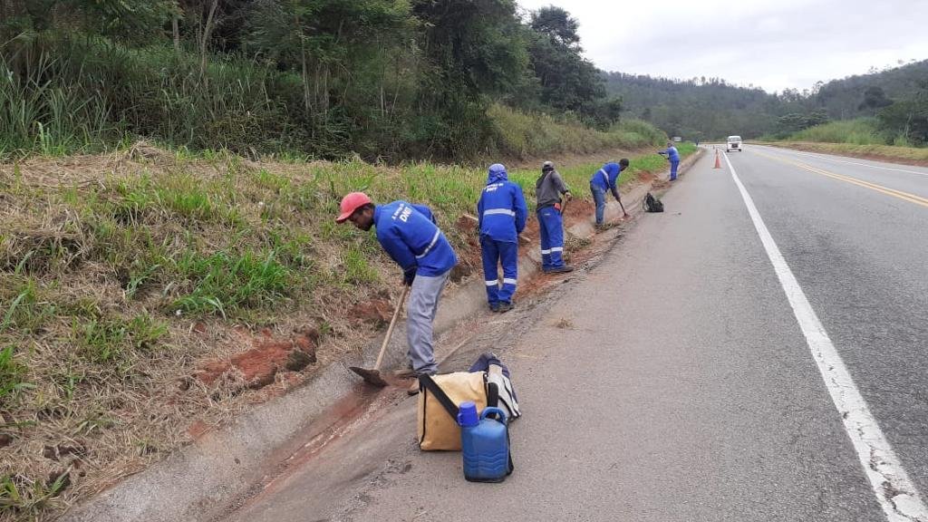 Dnit realiza serviços de manutenção em rodovias mineiras