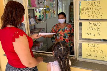 Cadernos de atividades são entregues a pais em escolas municipais de Itabira