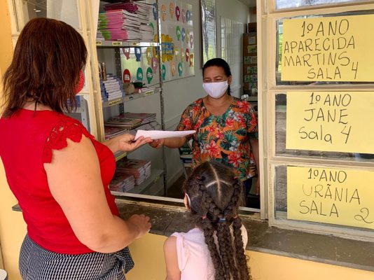 cadernos-de-atividades-sao-entregues-a-pais-em-escolas-municipais-de-itabira
