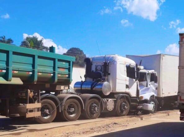 Caminhão e carreta colidem de frente na BR-381