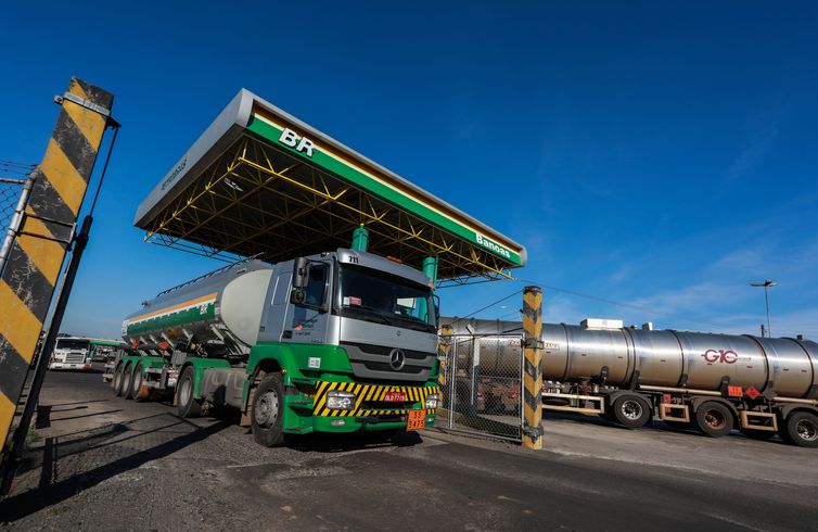 Preço da gasolina e do diesel vendido nas refinarias aumenta