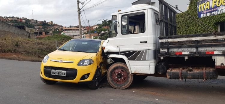 carro-e-caminhao-batem-em-cruzamento-e-motorista-e-levado-ao-pronto-socorro