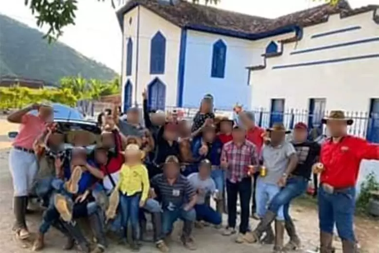 Encontro de cavaleiros provoca aglomeração e desrespeita regras em Ferros 