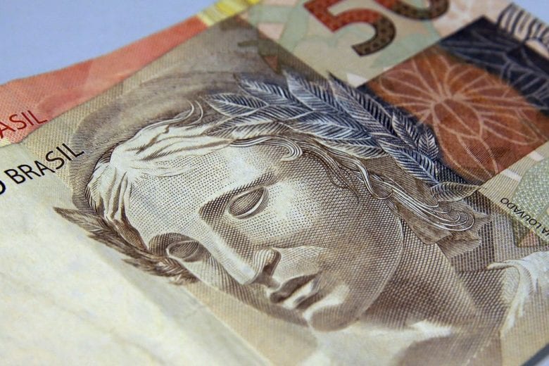 Com veto a reajuste de servidores, Bolsonaro sanciona auxílio a estados e municípios
