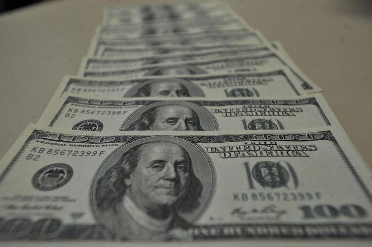 Dólar tem pequena queda e fecha a R$ 5,42