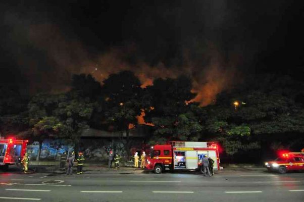 incendio-de-grandes-proporcoes-destroi-deposito-de-reciclaveis-em-bh