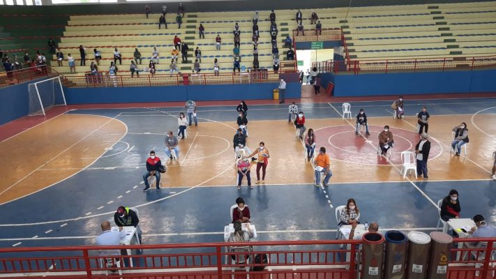 poliesportivo-atende-mais-de-mil-pessoas-no-primeiro-dia-de-reforco-do-auxilio-emergencial