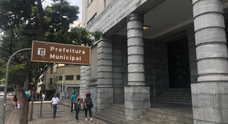 Ato público em defesa do SUS reúne manifestantes em frente à Prefeitura de Belo Horizonte