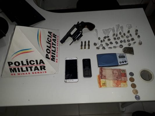 rapaz-de-18-anos-e-flagrado-com-revolver-e-entrega-drogas-a-pm