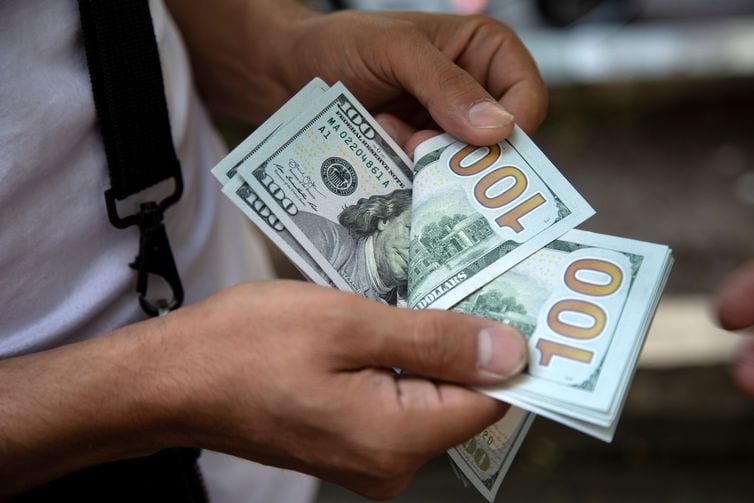 Dólar chega a R$ 5,55, mas fecha estável com notícias do exterior