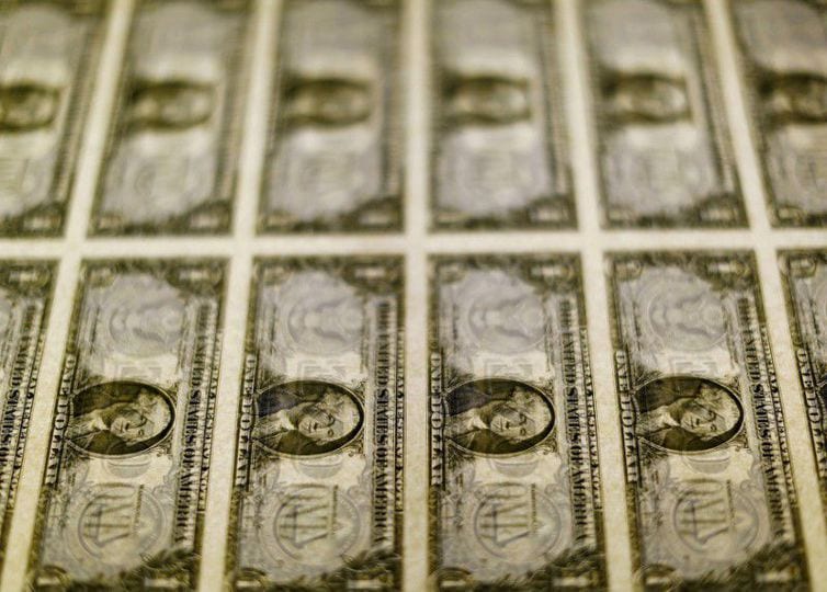 Dólar fecha praticamente estável depois de chegar a R$ 5,87
