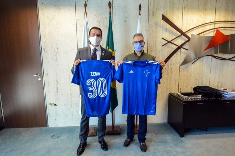 Presidente do Cruzeiro visita governador Romeu Zema e leva camisa do clube como presente