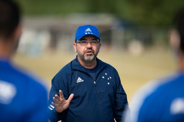 Enderson ressalta busca por ‘novo caminho’ no Cruzeiro e avalia elenco para a Série B