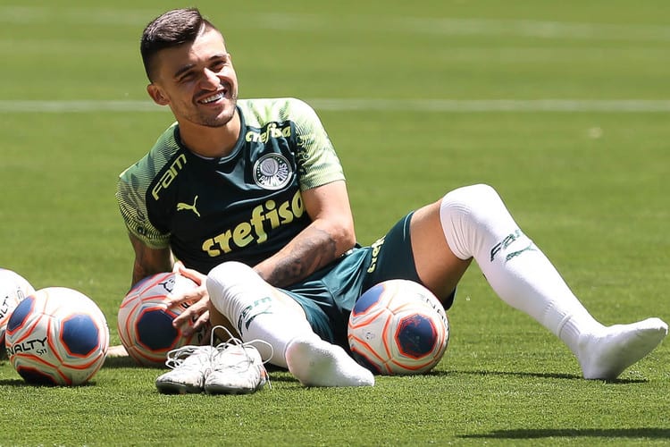 Diretor do Palmeiras confirma consulta do Cruzeiro por empréstimo de lateral Victor Luís