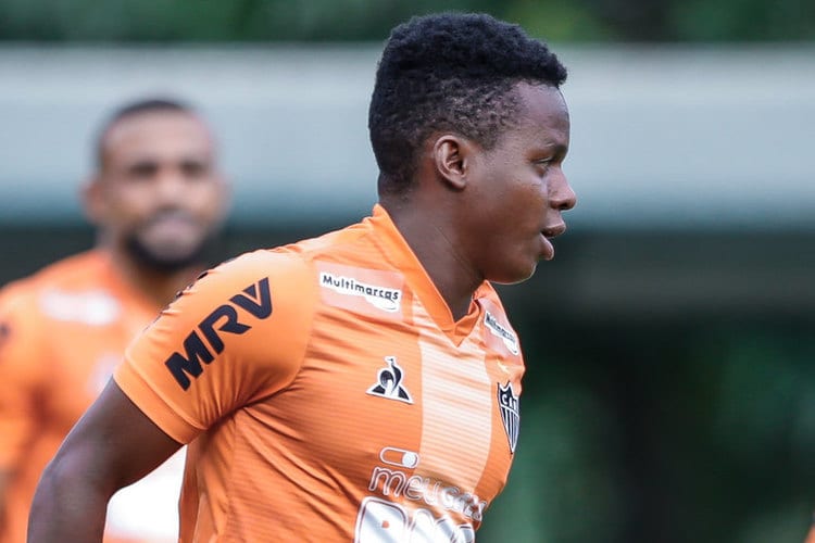 Atlético se dispõe a fazer negócio por Cazares, em último ano de contrato no clube