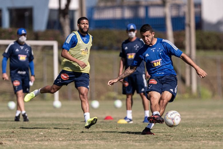 Elenco do Cruzeiro volta a treinar no mesmo horário; dois jogadores são afastados após teste inconclusivo para o novo coronavírus