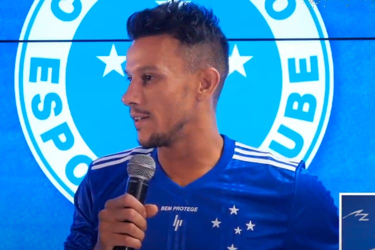Henrique pede perdão por erros e explica retorno ao Cruzeiro: ‘Corpo foi, mas alma ficou’