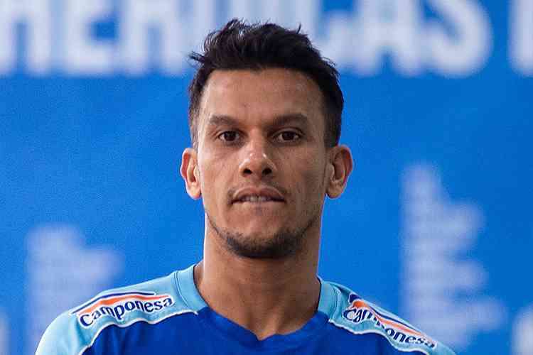 Volante Henrique, do Cruzeiro, sofre acidente na Grande BH