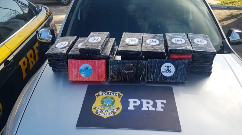 PRF apreende 36 tabletes de cocaína em fundo falso de carro na BR-381