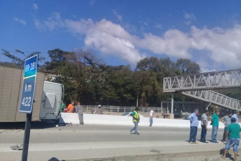 Caminhão baú tomba na BR-381 e deixa o trânsito lento