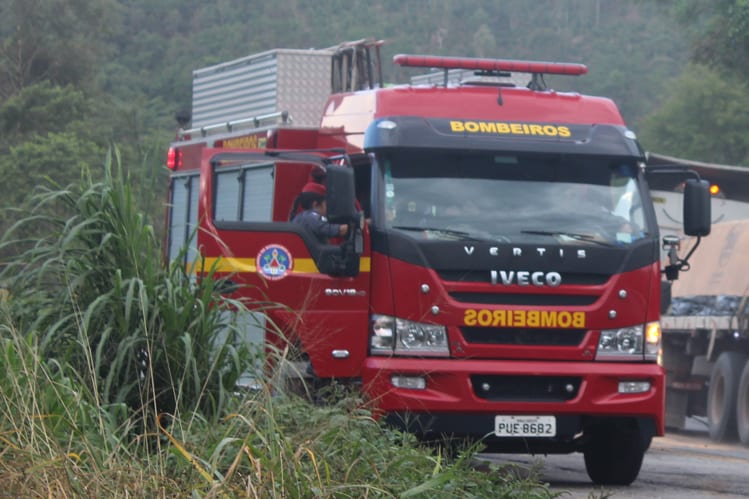 Bombeiros são acionados para socorrer vítimas de capotamento na MG-434