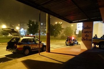 Mulher enciumada coloca namorado para fora de casa de tênis e cueca