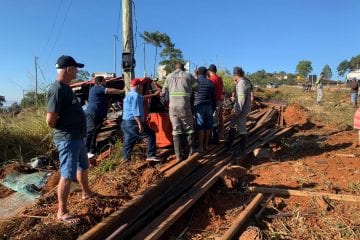 Acidente com caminhão deixa motorista preso às ferragens na BR-381