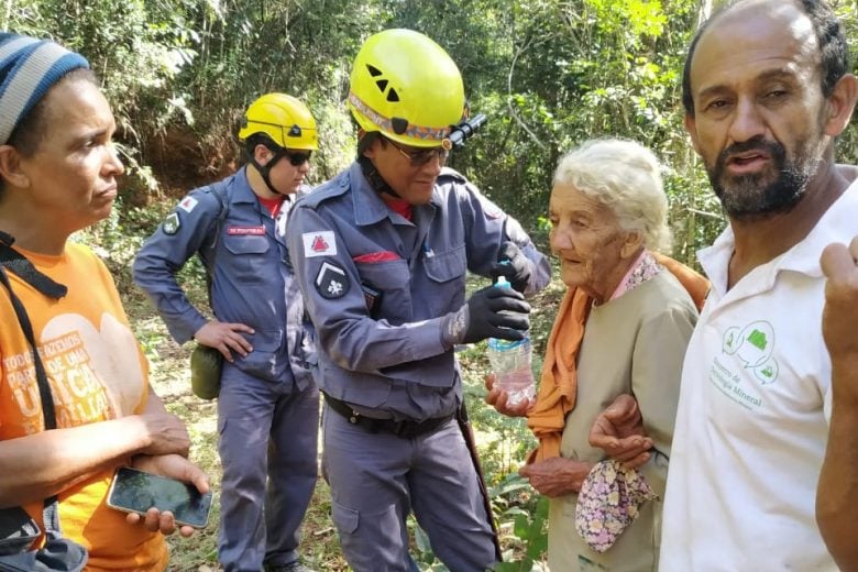 Bombeiros resgatam idosa que estava desaparecida em Santa Bárbara