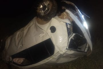 Carro capota e duas pessoas ficam feridas em Bom Jesus do Amparo