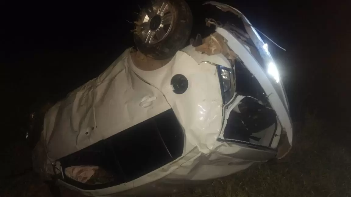 Carro capota e duas pessoas ficam feridas em Bom Jesus do Amparo