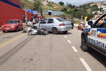 Batida entre carro e moto deixa mulher ferida no Fênix