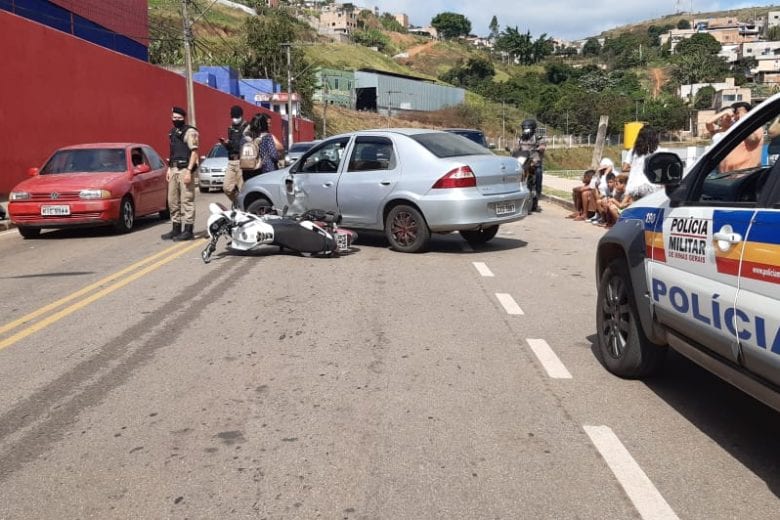 Batida entre carro e moto deixa mulher ferida no Fênix
