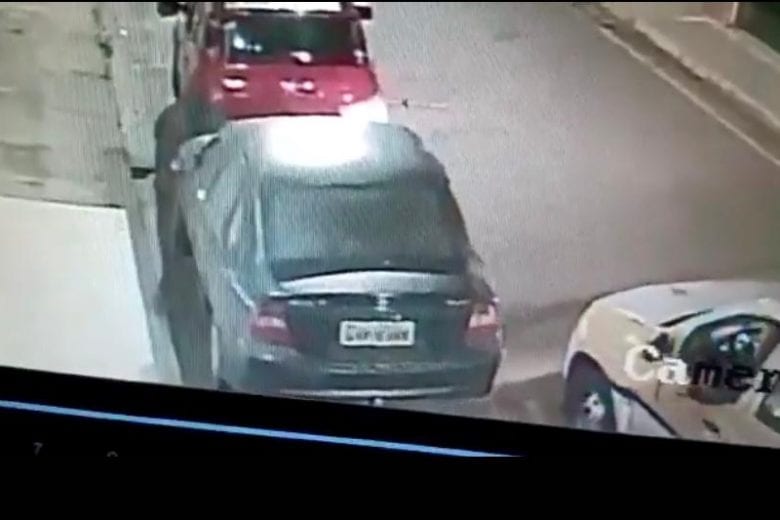 Transita abre processo administrativo após vídeo que mostra viatura atingindo carro estacionado