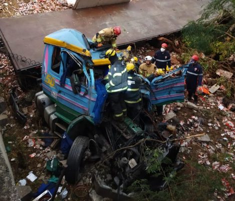 Acidente grave com carreta de cerveja mata uma pessoa e deixa outra ferida