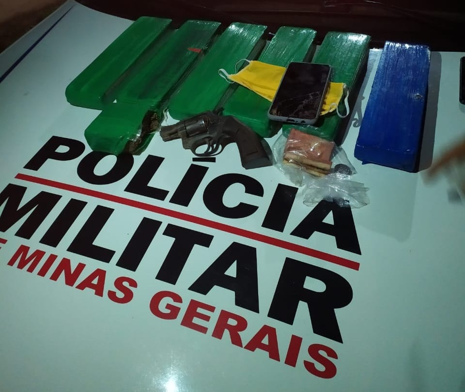 Policial revida disparos durante perseguição e mata suspeito de tráfico