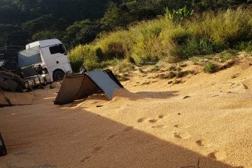 Carreta carregada com milho tomba e interdita parcialmente a BR-381