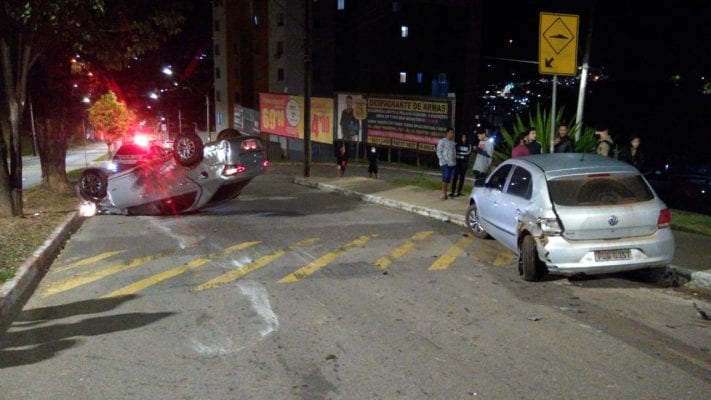 motorista-com-suspeita-de-embriaguez-capota-carro-apos-bater-em-outro-estacionado