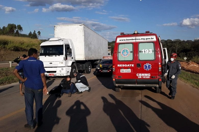 Colisão entre carro e moto deixa mulher ferida na BR-381