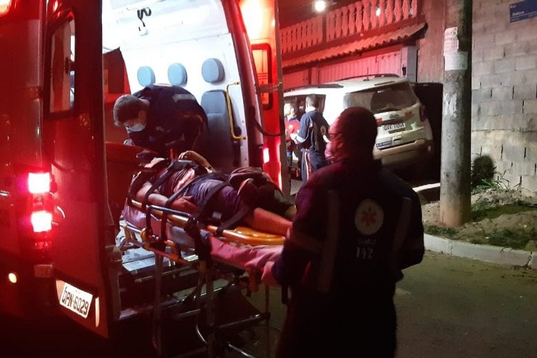 Homem com ciúmes da ex desfere golpes de canivete em outro