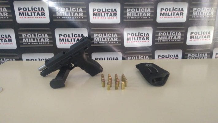 homem-portando-pistola-e-preso-durante-operacao-da-policia-rodoviaria
