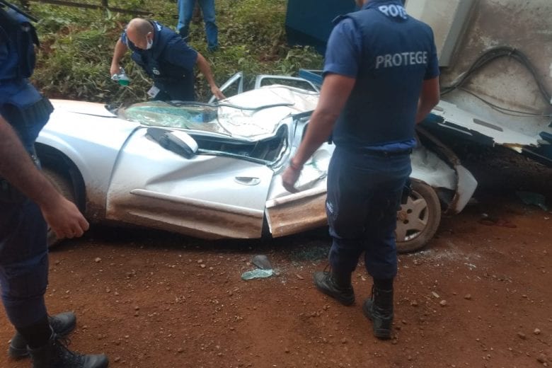 Carro forte tomba em cima de Corsa e mata uma pessoa em Barão de Cocais