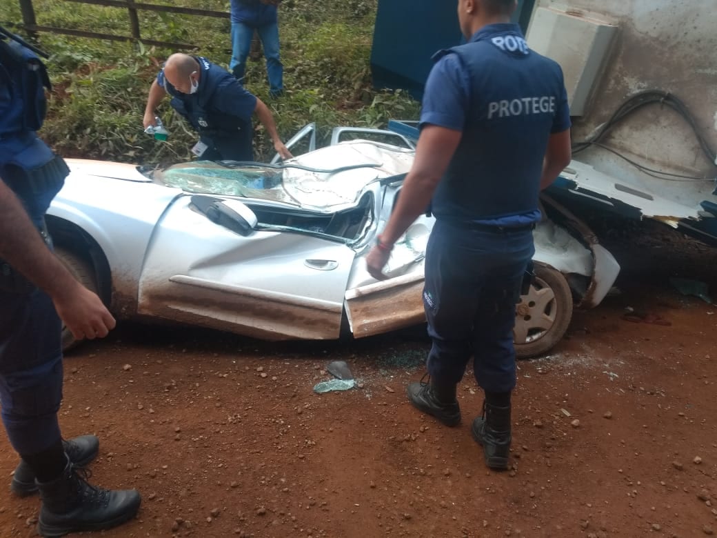 Carro forte tomba em cima de Corsa e mata uma pessoa em Barão de Cocais