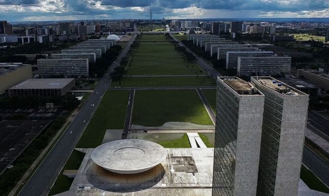Senado aprova congelamento de preços de remédios e de planos de saúde