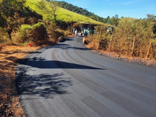 prefeitura-de-itabira-executa-mais-uma-etapa-do-asfaltamento-de-morros-rurais