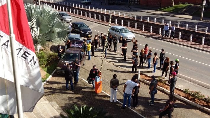suspensao-de-contratos-de-professores-com-mais-de-uma-renda-motiva-manifestacao-em-itabira