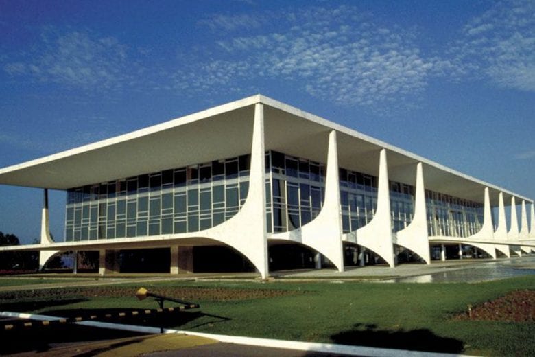 Homem é detido após jogar tinta na rampa do Palácio do Planalto