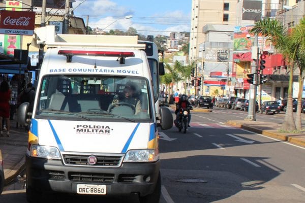 pm-e-acionada-apos-homem-ser-flagrado-masturbando-dentro-de-um-carro