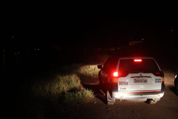 bandidos-levam-carro-apos-assaltar-mulher-que-chegava-em-casa