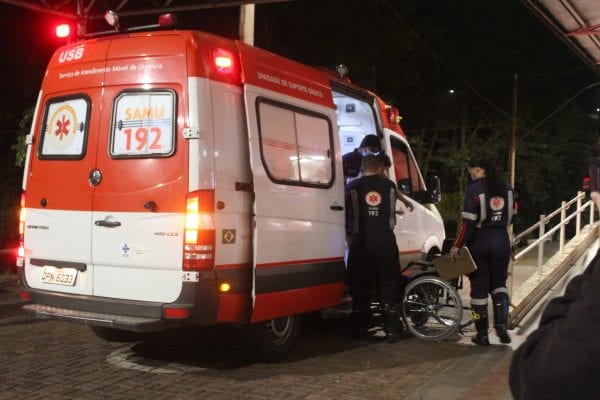 mulher-e-lesionada-na-coxa-com-golpe-de-faca-no-pedreira