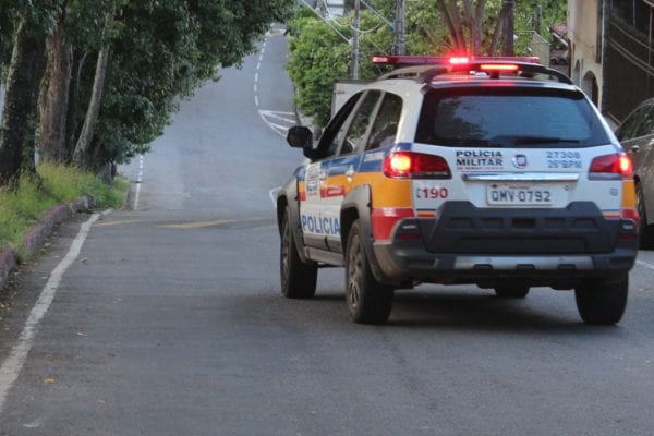 motociclista-fica-ferido-ao-ter-o-pescoco-enrolado-por-fiacao-arrebentada-por-carreta